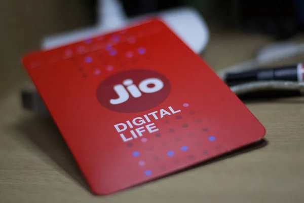 Delhi, Hindistan - 20 Mayıs 2021: Her JioFi veya 4G akıllı telefon için Jio SIM kart