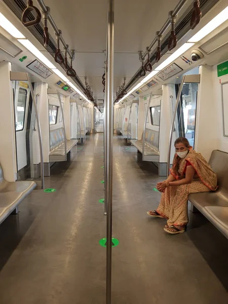 Delhi India Czerwca 2021 Pasażerowie Noszą Maski Podczas Podróży Metrem — Zdjęcie stockowe
