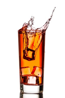 Fincan çay sıçramasına buz