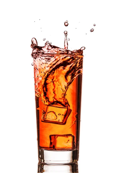 Ice splashing in cup of tea — Stock Photo, Image