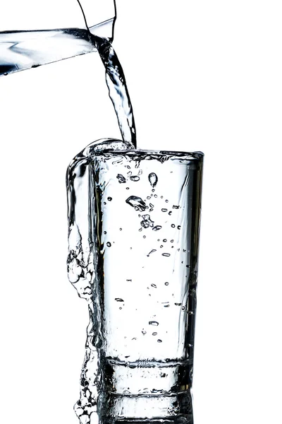 Temiz su bir sürahi bir cam içine dökülür.