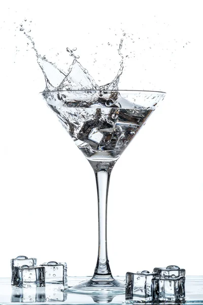 Gelas martini dengan percikan — Stok Foto