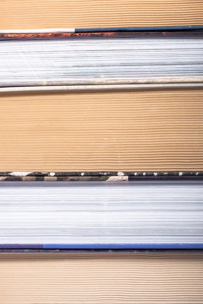 Kitap yığını fotoğrafını ekrana kapatın