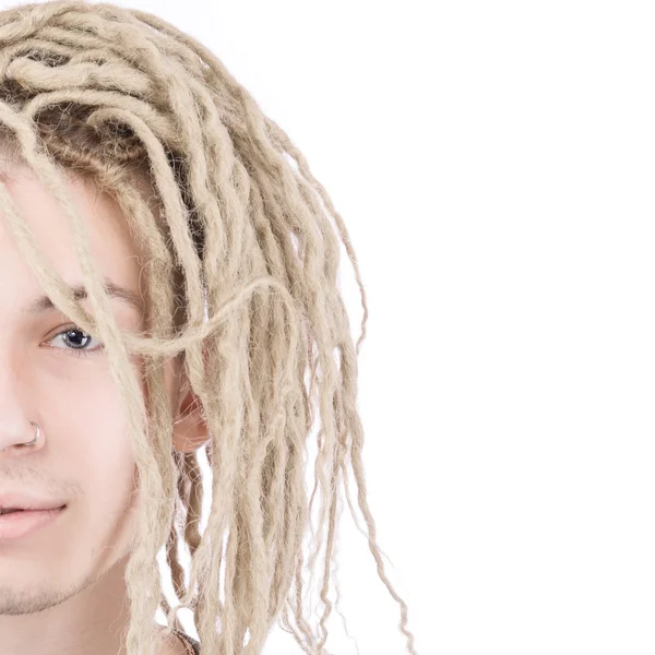 Genç yetişkin adamın dreadlocks ile yarım yüz