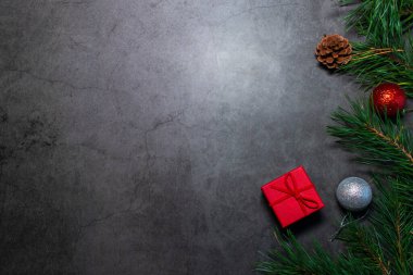 Noel karanlık arka planı. Yeni Yıl Oyuncakları Karanlık Arkaplanda, Fotokopi Uzayı ile Düz Yerde.