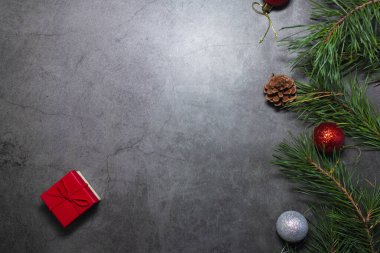 Noel karanlık arka planı. Yeni Yıl Oyuncakları Karanlık Arkaplanda, Fotokopi Uzayı ile Düz Yerde.