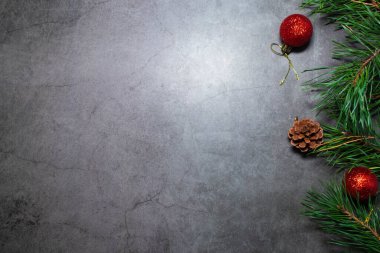 Noel karanlık arka planı. Yeni Yıl Oyuncakları Karanlık Arkaplanda, Fotokopi Uzayı ile Düz Yerde.