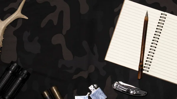 打猎的背景 军事伪装背景上的空白笔记本 文字的位置 平躺在地上 尽收眼底 狩猎概念 军事背景 — 图库照片