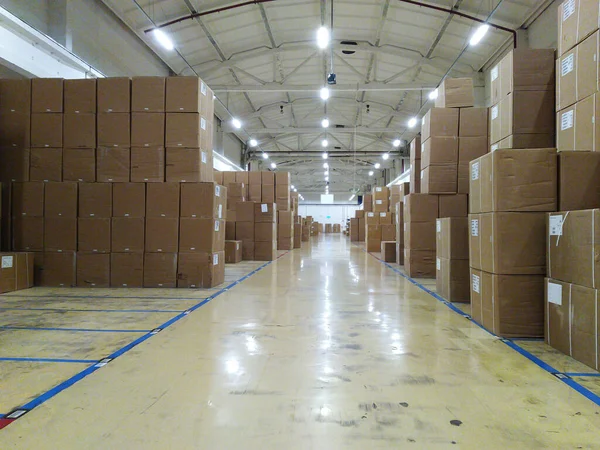 Gran Grupo Cajas Cartón Apiladas Una Encima Otra Gran Almacén — Foto de Stock