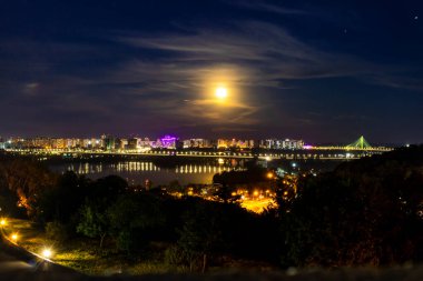 Kiev, Ukrayna 'nın akşam manzarası, Paton Köprüsü manzarası ve ay ışığı altındaki sol kıyısı..