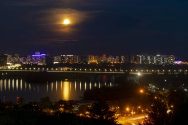 Kiev, Ukrayna 'nın akşam manzarası, Paton Köprüsü manzarası ve ay ışığı altındaki sol kıyısı..