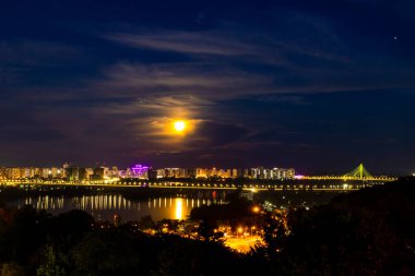 Kiev, Ukrayna 'nın akşam manzarası, Paton Köprüsü manzarası ve ay ışığı altındaki sol kıyısı..