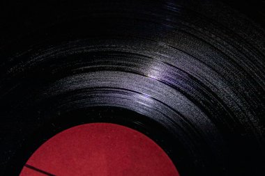 Yakın çekim, eski duvar kağıdı, eski vinil plaklar. Geçen yüzyılın müziği..