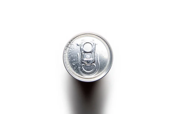 Beyaz zemin üzerinde alüminyum kutu, su damlaları, üst görünüm.