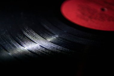 Soyut çekimlere yakın çekim, eski vinil plaklar. Geçen yüzyılın müziği. Seçici odaklı vinil plağın fotoğrafı. Retro duvar kağıdı.