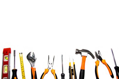 Beyaz arkaplanda kullanılmış mekanik araçlar grubu. Metin için yer, üst görünüm.