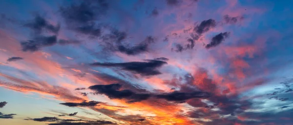 Solnedgång i molnen vi flyger på kvällen. — Stockfoto
