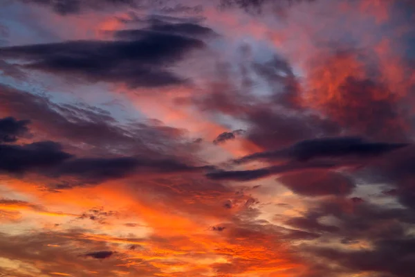 Puesta de sol en las nubes voluminosas volamos por la noche. — Foto de Stock