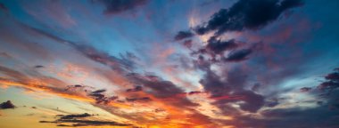 Şehvetli bulutlarda gün batımı Akşam uçuyoruz.