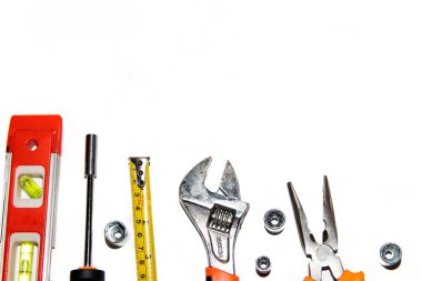 Beyaz arkaplanda kullanılmış mekanik araçlar grubu. Metin için yer, üst görünüm.