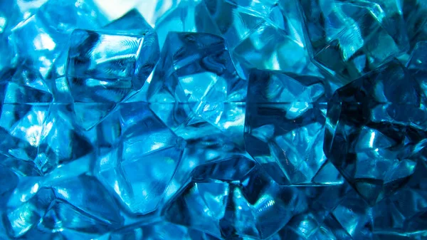 Abstrakce Blue Crystal Mineral Stone. Detailní záběr minerálních krystalů v paprscích světla. Struktura skleněných kamenů, které vypadají jako drahokamy. Bezproblémový vzor s kopírovacím prostorem pomalovaným — Stock fotografie