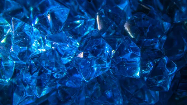 블루 크리스탈 광물의 돌이다. 광도에 광물질 결정체를 클로즈업 한 사진입니다. 보석처럼 보이는 유리 돌의 질감이요. 복사 공간이 그려져 있는 바 다 없는 무늬 — 스톡 사진