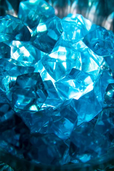Pedra Mineral de Cristal Azul de Abstração. Close-up de cristais minerais nos raios de luz. A textura de pedras de vidro que se parecem com pedras preciosas. Padrão sem costura com espaço de cópia pintado com — Fotografia de Stock