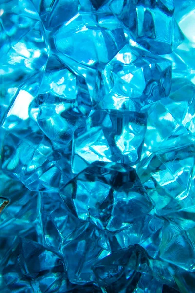 Leuchtend blaue Kristalle aus Glas sehen in der Unschärfe wie Edelsteine aus. Hintergrund aus blauen Steinkristallen. — Stockfoto