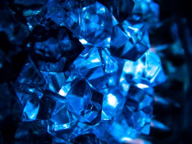 Camdan yapılmış parlak mavi kristaller yakın plandaki mücevherlere benziyor. Mavi taş kristallerinin arkaplanı.