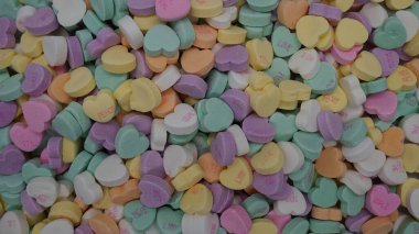 Bir kase pastel renkli şeker sohbet kalbi Sevgililer Günü hediyesi