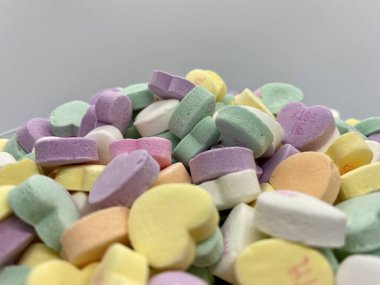 Bir kase pastel renkli şeker sohbet kalbi Sevgililer Günü hediyesi