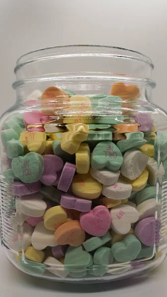 バレンタインデーのためのキャンディーの会話の心でいっぱいのジャー — ストック写真