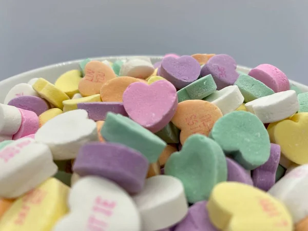 Bir kase pastel renkli şeker sohbet kalbi Sevgililer Günü hediyesi