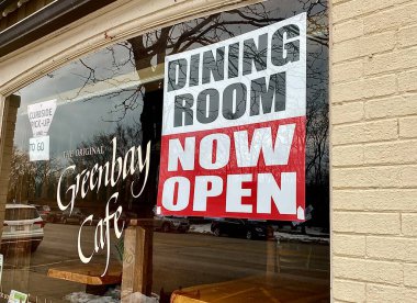 Illinois restoranları, pandemik kısıtlamalar kalktıktan sonra kapalı yemek için tekrar açıldı.