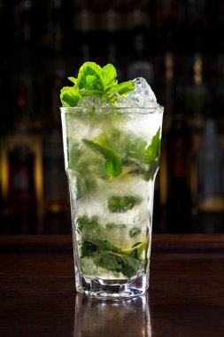 Klasik mojito kokteyl ahşap Bar