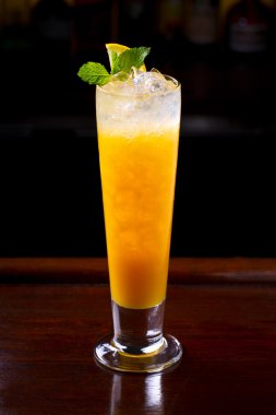 Collins uzun kokteyl