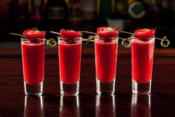 イチゴのアルコールのショット — ストック写真