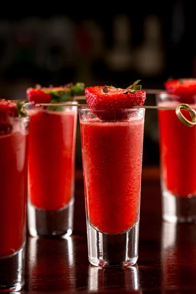 딸기 알코올 샷 — 스톡 사진