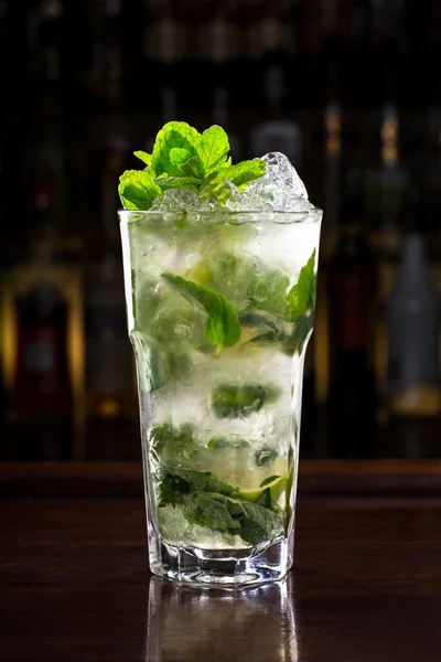 A fából készült bár klasszikus mojito koktél — Stock Fotó