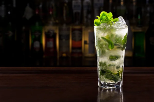 A fából készült bár klasszikus mojito koktél — Stock Fotó