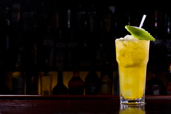 Cocktail amarelo no bar de madeira — Fotografia de Stock