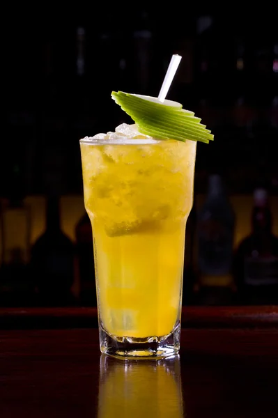 Ahşap bar üzerinde sarı kokteyl — Stok fotoğraf