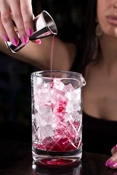 Ragazza preparare bevande al bar . — Foto Stock