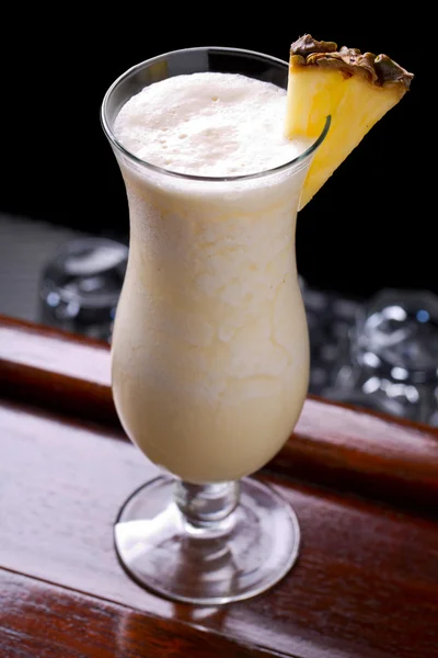 Pina colada koktéllal — Stock Fotó