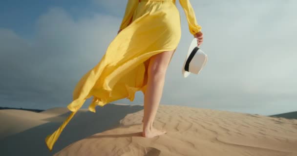 Кинематографическая желтая ткань, размахивающая на облачно-голубом фоне неба. Модное платье 4K — стоковое видео