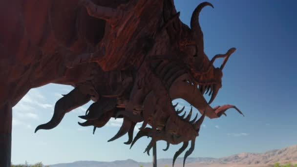 Escultura de metal de dragão chinês no deserto de Anza Borrego, Califórnia, EUA — Vídeo de Stock