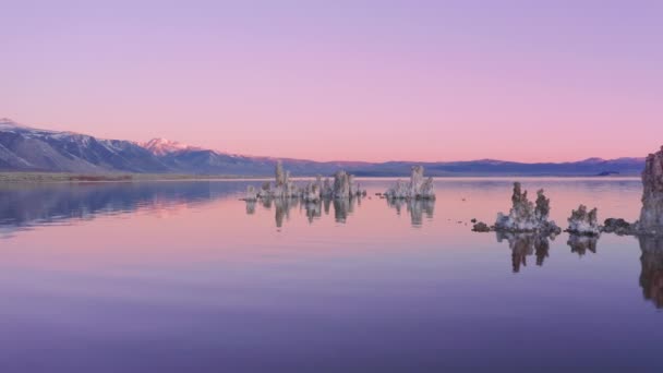 Filmati di sfondo della natura, 4K. Veduta aerea del lago rosa negli Stati Uniti all'alba. — Video Stock