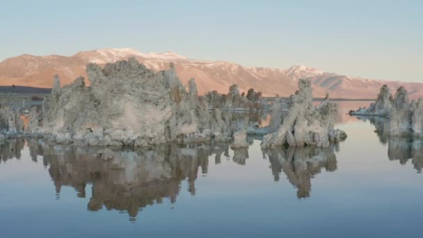 电影中的高山湖岸的自然航拍。美国景观设计4K — 图库视频影像