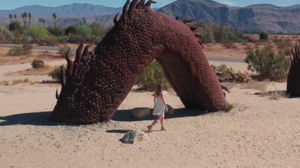 Woman looking at metal sculpture of dragon in Anza Borrego Desert — Stock Video