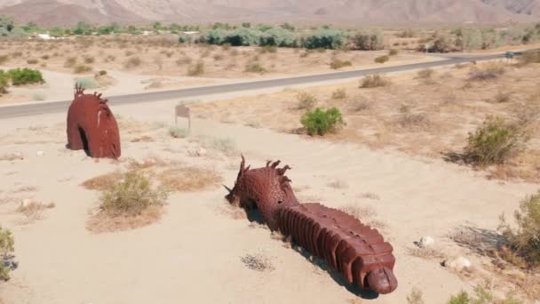 Anza Borrego Çölü, Kaliforniya, ABD 'de ejderha heykeli ile dağ manzarası — Stok video